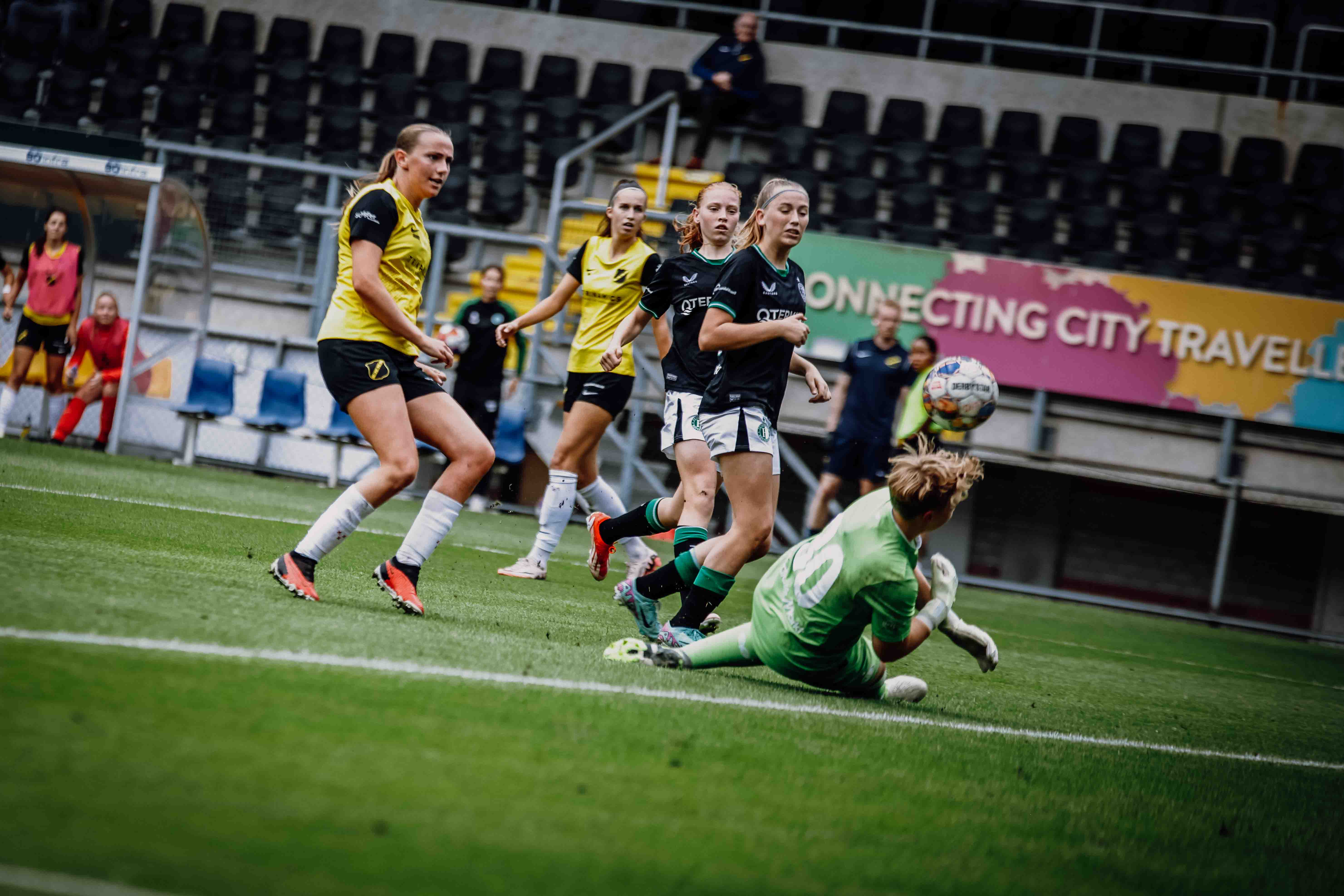 Franken stuitte vlak na rust op de keeper, in de rebound raakte ze de lat